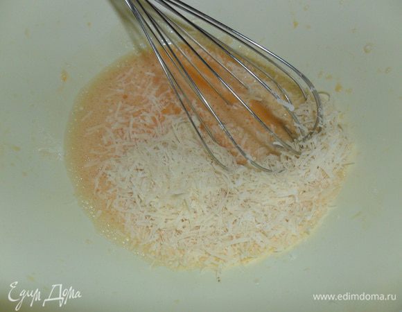 К яйцам добавить сливки и натертый пармезан.
