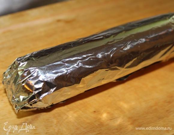 Завернуть заготовку в фольгу и убрать в морозильную камеру для полного застывания. Те же действия проделать и со второй чатью сливочной массы. Из этого количества получается две таких заготовки