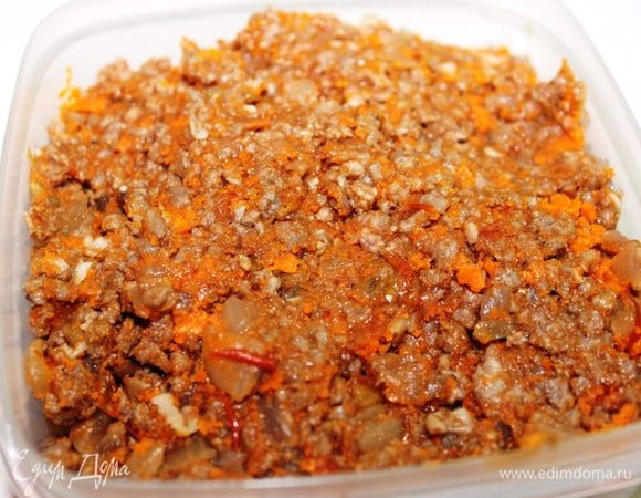 Писать намного дольше, чем готовить это блюдо)). Для начала необходимо отварить телятину, а также подготовить мясной фарш (фарш может быть из любого мяса). Для этого: поджарить нарезанный мелкими кубиками лук и томатную пасту в небольшом количестве растительного масла (1 ст.л.), добавить свежий фарш, соль и перец. Тушить минут 15 на среднем огне. У меня уже был готовый обжаренный фарш и отварное мясо.