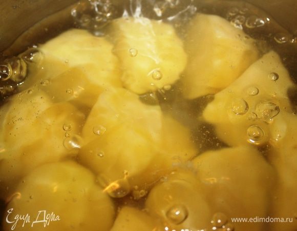 Очистить и отварить в подсоленной воде картофель.