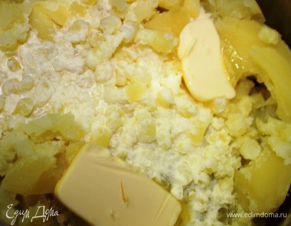 Приготовить картофельное пюре (не очень жидкое): размять отварной картофель, добавить масло сливочное (25 грамм) и сливки. Перемешать.