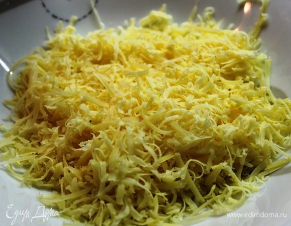 Натереть полутвердый сыр.