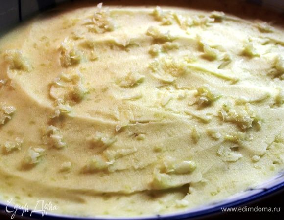 Форму для запекания смазать маслом, выложить картофельное пюре. Сверху натереть чеснок