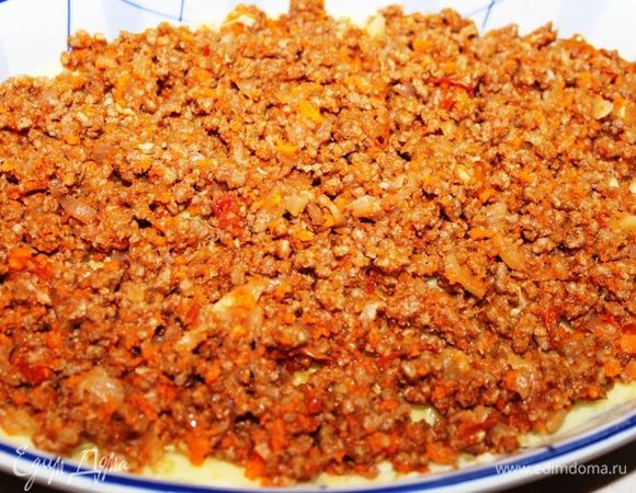 Присыпать сыром (1/4 часть) и выложить обжаренный мясной фарш.