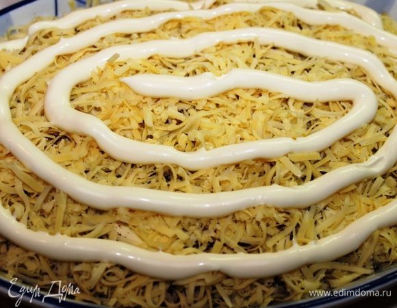 Присыпать сверху оставшимся тертым сыром и аккуратно нанести слой майонеза.