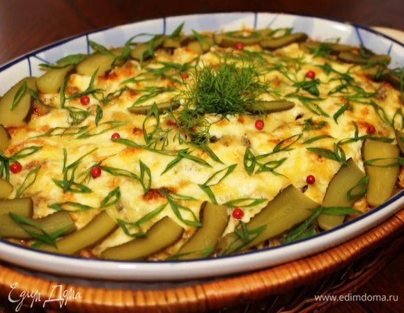 Украсить по своему усмотрению. Я предлагаю подать маринованные корнишоны, укроп и зеленый лук.... Они очень хорошо сочетаются с картофелем и мясом. Перед сервировкой лучше выдержать запеканку в течение 15 минут, чтобы все слои схватились и немного держали форму.