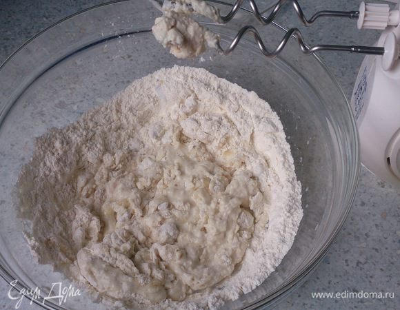Готовим тесто. Муку, дрожжи, сахар и соль хорошо перемешать. Добавить воды и масла, и с помощью миксера и насадки для теста замесить тесто. Накрыть посуду кухонным полотенцем и поставить в теплое место на 30 минут.
