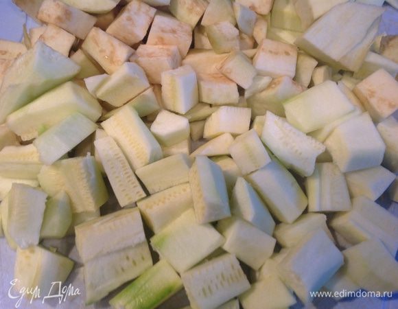 Очистите кабачки и баклажаны, нарежьте их кусочками толщиной в 1 см.