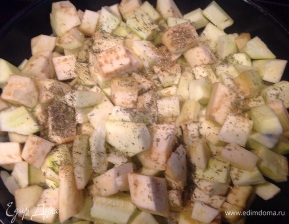 Смешайте их с шалотом, добавьте тимьян и орегано, тушите на маленьком огне 5 минут.