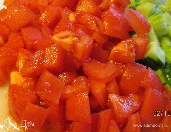 Томаты опускаем в кипяток на минуту другую, затем очищаем их от кожуры и режем кубиком. 
