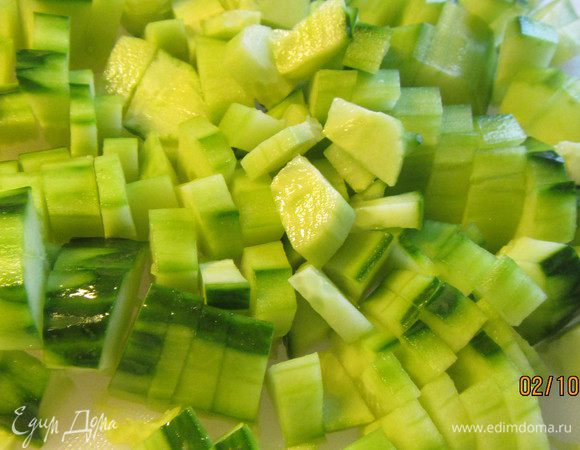 Также режем и огурец.
