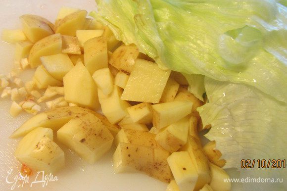 Картофель режем средне, салат рвем руками.