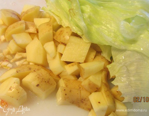 Картофель режем средне, салат рвем руками. 
