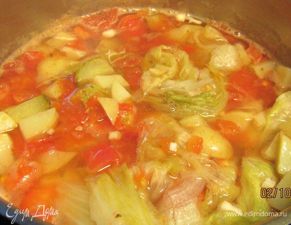 Добавляем базилик (количество смотрите по вкусу, я взяла щепотку), томатную пасту и бульон или горячую воду. Доводим до легкого кипения и готовим на среднем огне 20 минут (или до мягкости овощей). 
