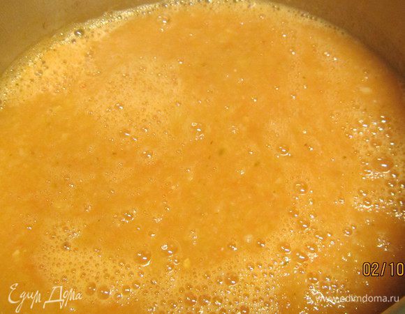 Блендером превращаем суп в пюре. Здесь текстуру регулируйте по своему вкусу. Делия предлагает взбивать его совсем недолго, чтобы кусочки овощей попадались. 
