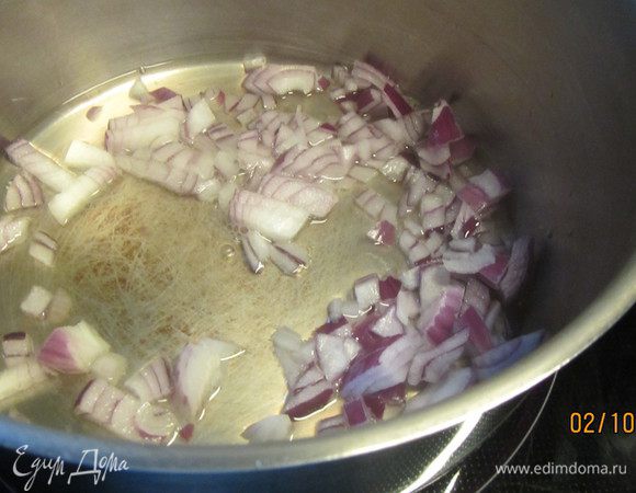 В кастрюле разогреваем оба вида масла и обжариваем мелко порезанный лук минут 5, до мягкости. 
