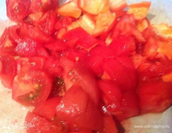 На помидорах сделайте надрез и залейте кипятком, после чего залейте холодной водой и снимите кожицу. Нарежьте помидоры квадратиком. Добавьте в рататуй помидоры, вино, томатную пасту, немного горячей воды (так чтобы она покрывала овощи), посолите, накройте крышкой и тушите на маленьком огне 15-20 минут, помешивая время от времени, пока овощи не станут мягкими.