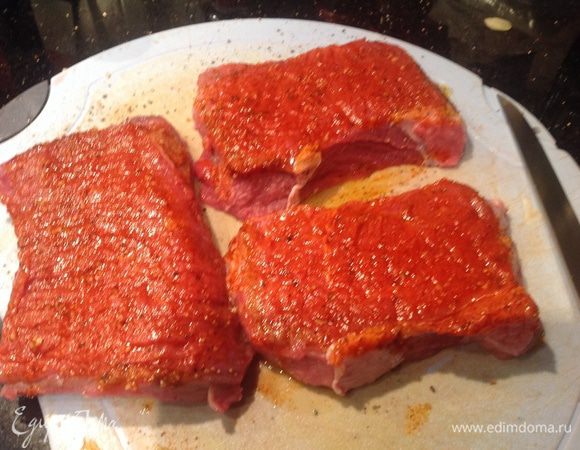 Мясо приправьте специями, посолите, смажьте оливковым маслом, и обжарьте на сковороде-гриль по 4-5 минут на каждой стороне - для мяса "с кровью", 6-8 минут для среднего и 10-12 для хорошо прожаренного (время варьируйте в зависимости от толщины каждого стейка. Подавайте на стол с рататуем.