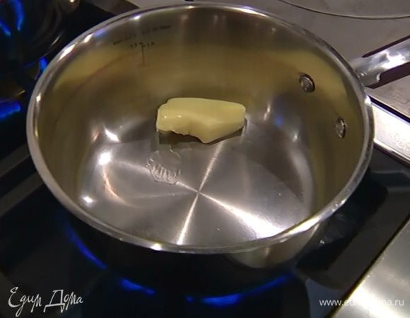 Сливочное масло растопить в небольшой кастрюле.