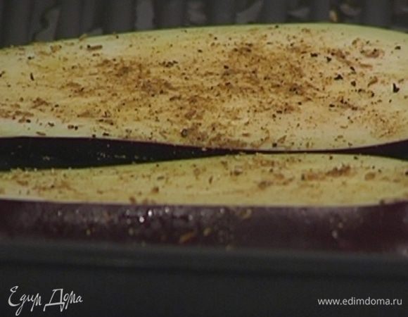 Баклажан и цукини нарезать длинными пластинками и натереть пряной смесью.