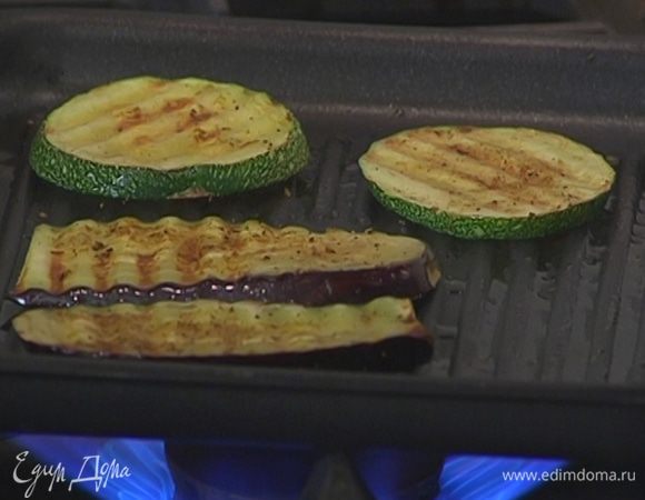 Разогреть в сковороде-гриль оливковое масло и обжарить баклажан и цукини.