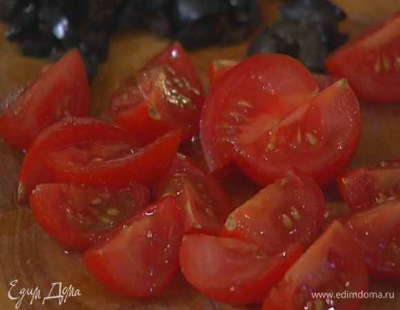 Помидоры черри разрезать на 4 части.