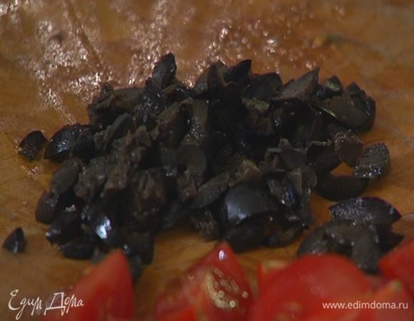 Маслины нарезать небольшими кусочками.