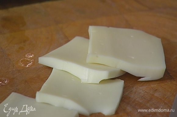 Адыгейский сыр порезать ломтиками.