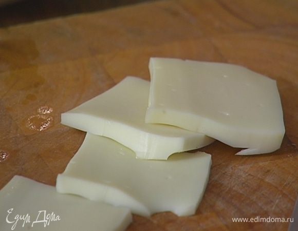 Адыгейский сыр порезать ломтиками.