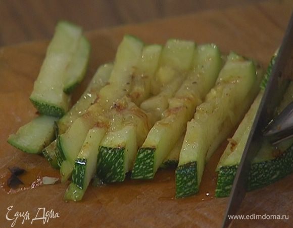 Обжаренные овощи нарезать соломкой.