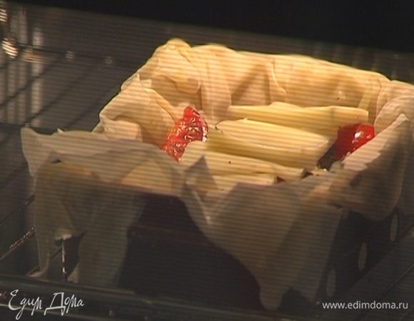 Выпекать пирог в разогретой духовке 12–15 минут.