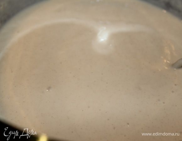 Яйцо взбить венчиком с сахаром, влить водку, перемешать. Влить кефир, снова взбить, всыпать просеянную муку, размешать. Oтставить минут на 10, тесто покроется маленькими пузырьками. 