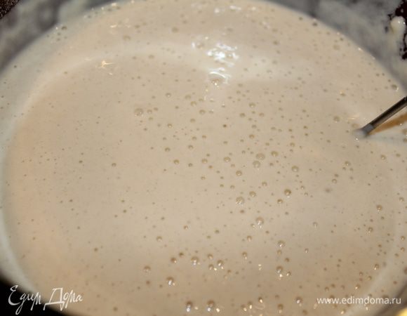 В кипяток закинуть чайную ложку соды, дать ей раствориться в воде, пар совсем уйдёт. Влить смесь в тесто, размешать. Пузырьки получаются большими. Добавить растительное масло и можно выпекать блинчики на раскалённой сковороде.   