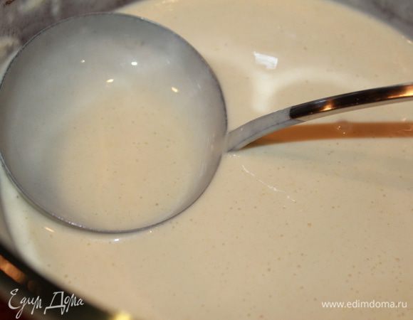 Тесто довольно плотное, может потому, что у меня использовалась пахта 0,3% жирности, и я добавила больше муки.