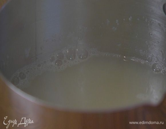 Рыбный бульон и вермут влить в небольшую кастрюлю, довести до кипения и уварить вполовину, затем остудить.