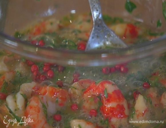 К раковым шейкам добавить яйца, петрушку, розовый и черный перец, все немного посолить и перемешать.