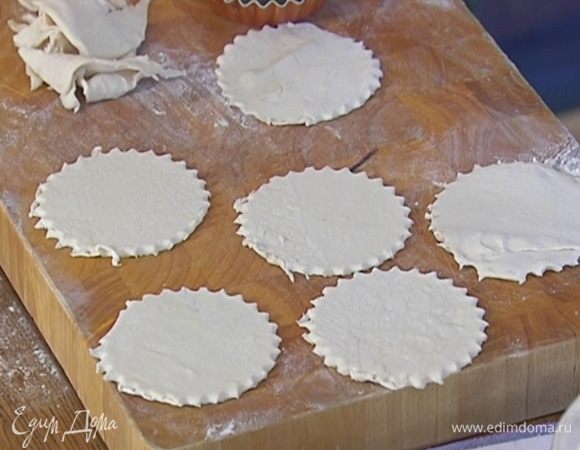Рабочую поверхность присыпать мукой, раскатать тесто и вырезать формочками для выпечки кружки.