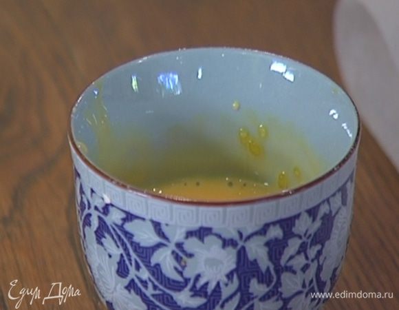 Желток посолить, влить 1 ч. ложку сливок и размешать вилкой.