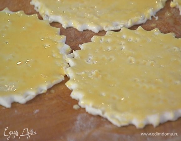 Кружки теста часто наколоть вилкой и смазать желтковой массой.