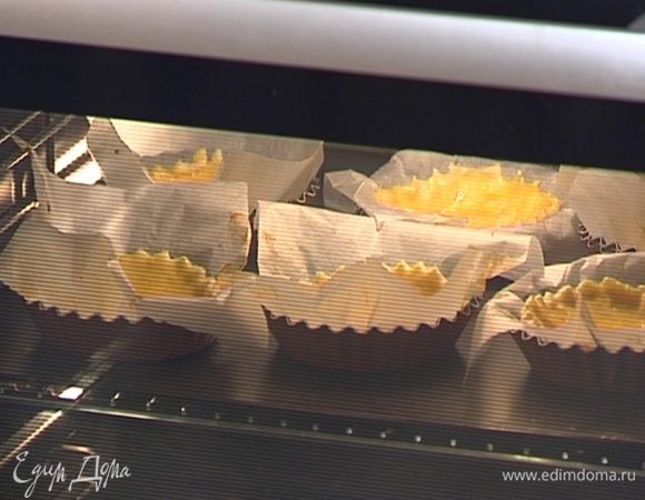 Отправить формы с тестом в разогретую духовку на 5–7 минут.