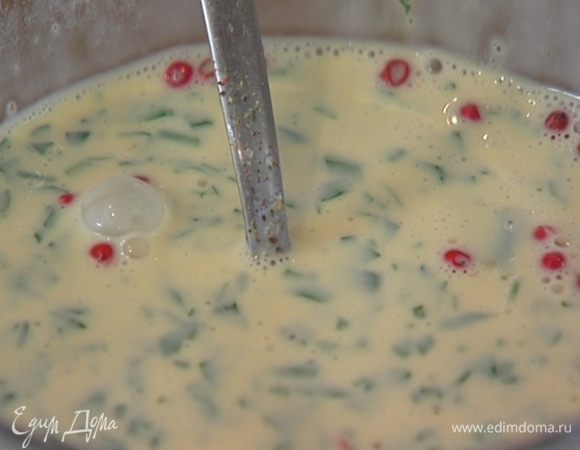 К раковым шейкам с яйцами влить 70–100 мл сливок, перемешать, затем добавить немного рыбного бульона с вермутом, так чтобы начинка не получилась слишком жидкой, и все еще раз перемешать.