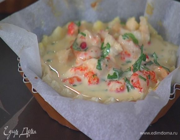 Разложить раковые шейки вместе с соусом в формы с подпеченным тестом.