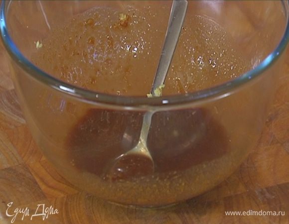 Приготовить маринад: соединить мисо-пасту, соевый соус и саке, все перемешать, затем всыпать сахар, чили, добавить натертый имбирь и чеснок и еще раз все перемешать.