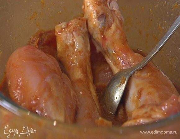 Окорочка разрезать пополам (на бедро и голень), поместить в маринад, перемешать и оставить на 10 минут при комнатной температуре или отправить на пару часов в холодильник.