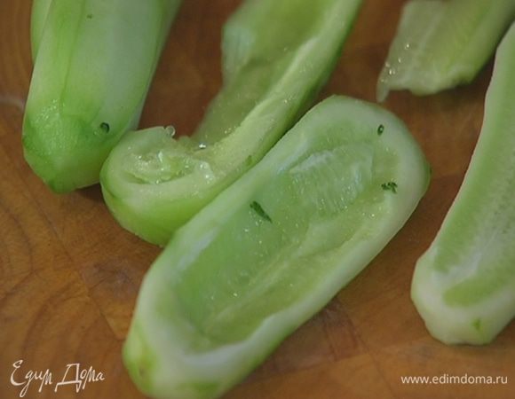 Огурцы очистить от кожуры, разрезать пополам вдоль и удалить семена.