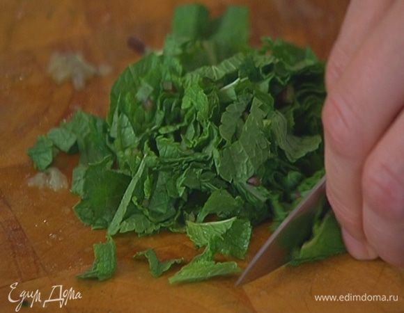 Мяту крупно порезать.