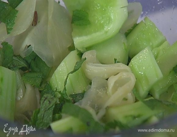 Нарезанные огурцы соединить с маринованным имбирем, мятой и чесноком, посолить и перемешать.