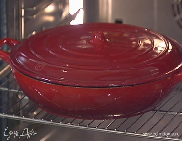 Накрыть сковороду крышкой или затянуть фольгой и отправить в разогретую духовку.