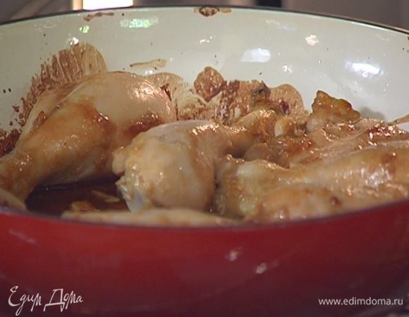 Через 30 минут курицу перевернуть, накрыть крышкой и готовить еще 10 минут, затем вынуть из духовки.