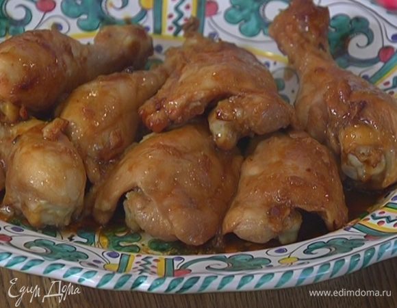 Частью образовавшегося в сковороде соуса полить готовую курицу, оставшийся соус слить.